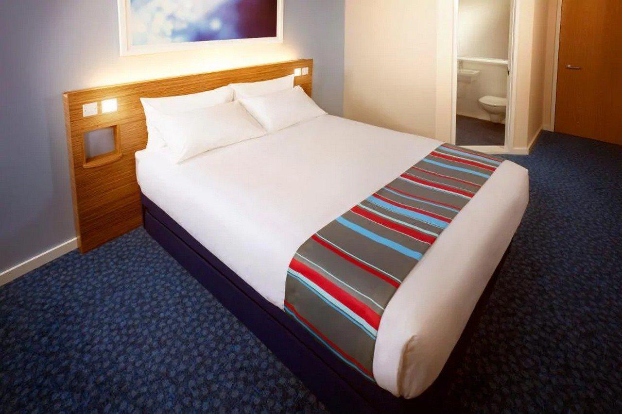 Travelodge Cardiff Central Queen Street Екстериор снимка