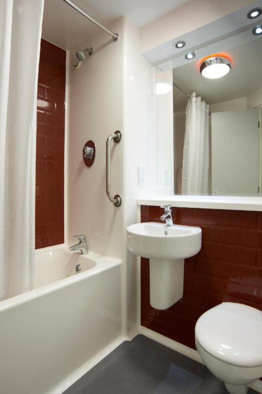 Travelodge Cardiff Central Queen Street Екстериор снимка