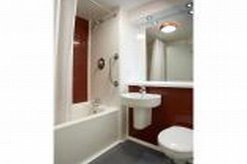 Travelodge Cardiff Central Queen Street Екстериор снимка