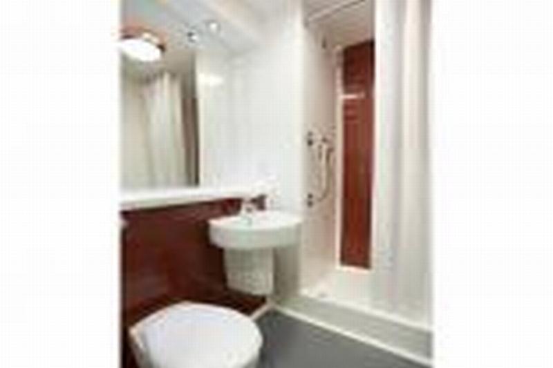 Travelodge Cardiff Central Queen Street Екстериор снимка