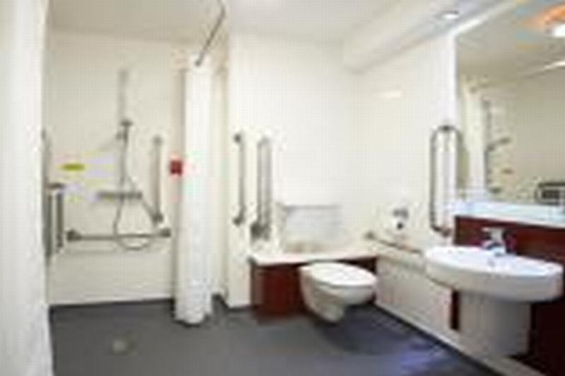 Travelodge Cardiff Central Queen Street Екстериор снимка
