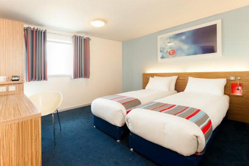 Travelodge Cardiff Central Queen Street Екстериор снимка