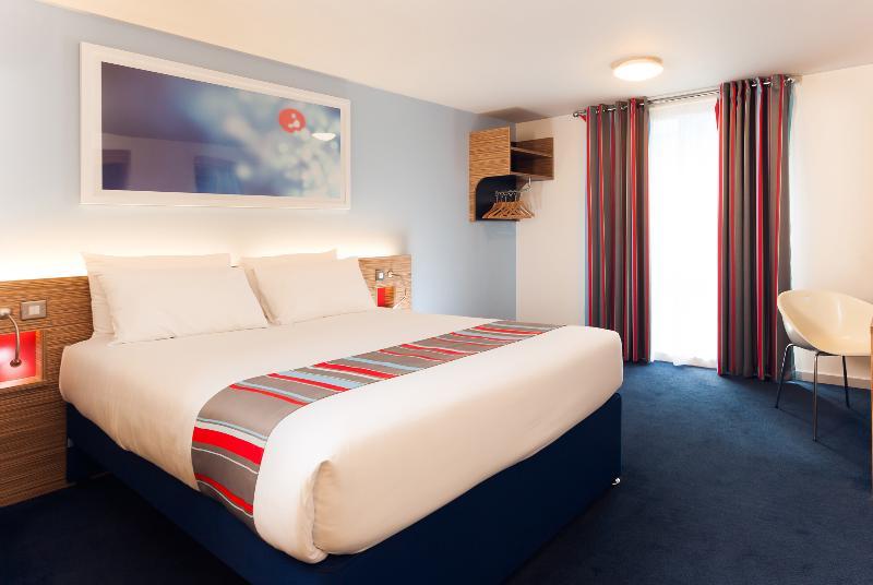 Travelodge Cardiff Central Queen Street Екстериор снимка