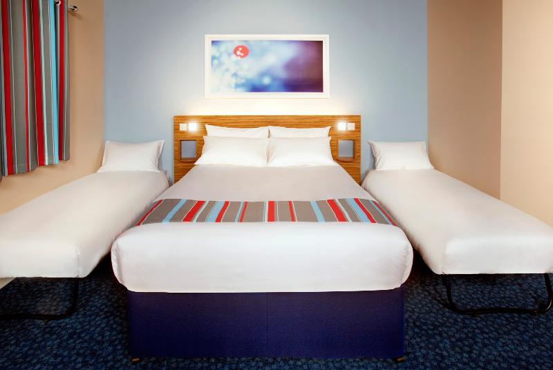 Travelodge Cardiff Central Queen Street Екстериор снимка