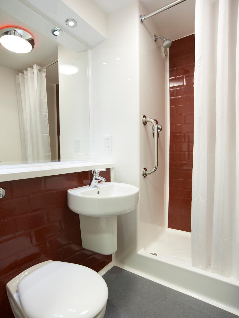 Travelodge Cardiff Central Queen Street Екстериор снимка