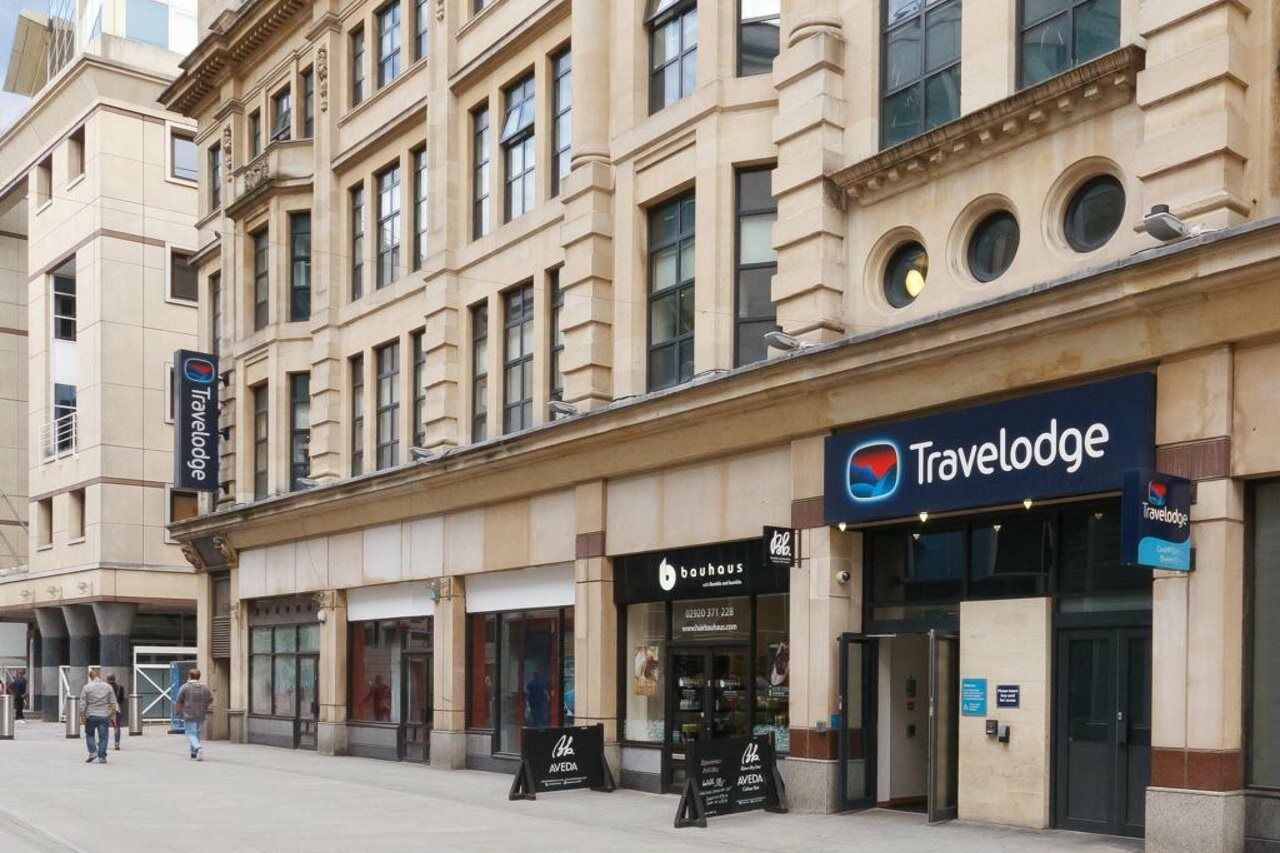 Travelodge Cardiff Central Queen Street Екстериор снимка