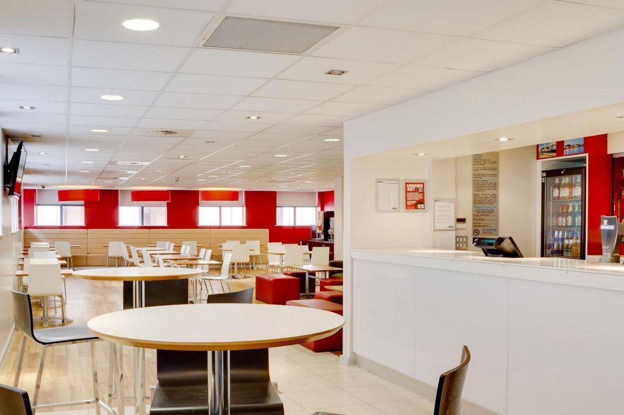 Travelodge Cardiff Central Queen Street Екстериор снимка