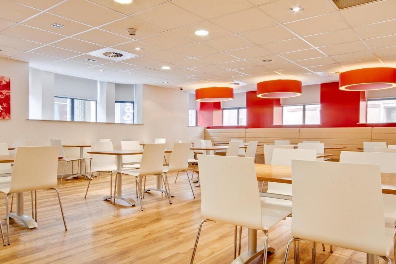 Travelodge Cardiff Central Queen Street Екстериор снимка