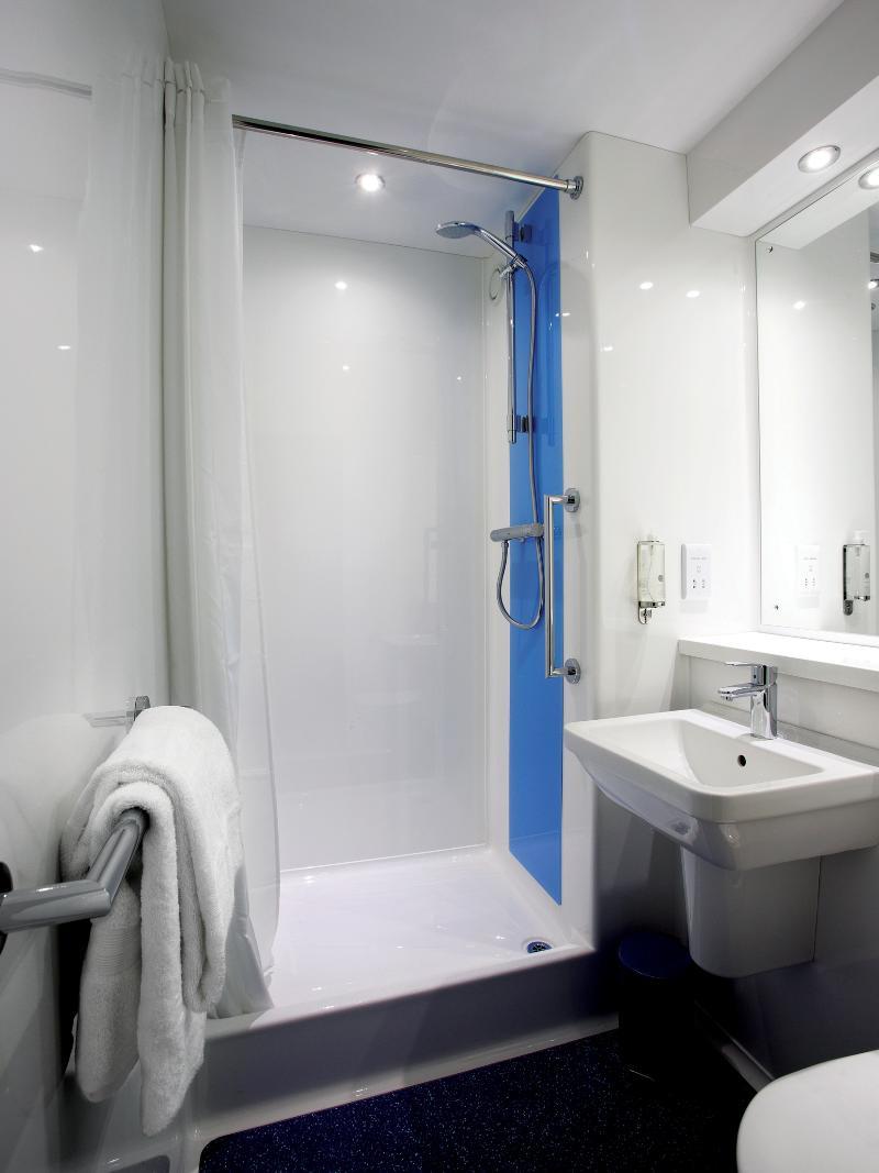 Travelodge Cardiff Central Queen Street Екстериор снимка